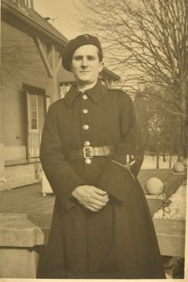 une photo en noir et blanc d'une femme en uniforme militaire