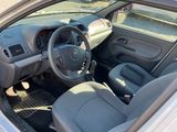 l'intérieur d'une petite voiture avec un volant et un tableau de bord