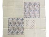 une photo d'une couverture en patchwork blanche et bleue