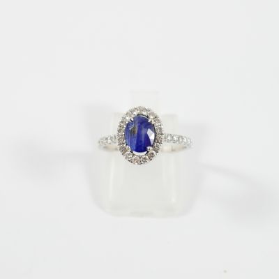 bague en saphir bleu et diamant sur fond blanc