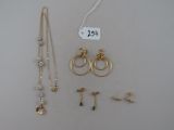quelques bijoux en or et en argent, notamment un collier, des boucles d'oreilles et une bague