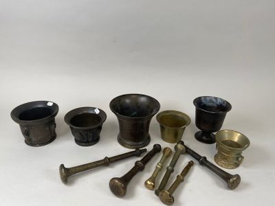 Plusieurs types d'objets métalliques sont disposés sur une surface blanche