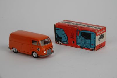 une camionnette jouet orange et une boîte rouge posées sur une surface blanche