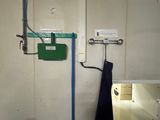 une lumière verte allumée dans une salle de bains