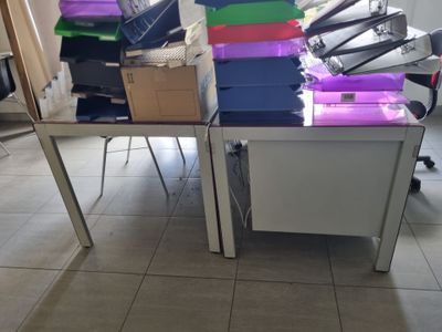 une table sur laquelle sont posés plusieurs cartons