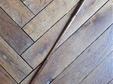 un plancher en bois sur lequel sont posées deux cannes