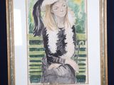 tableau représentant une femme assise sur un banc devant un fond bleu