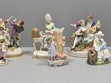 un grand nombre de figurines posées sur une table