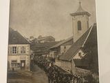 une photo en noir et blanc montrant une foule de personnes marchant dans une rue