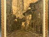 une vieille photo d'une rue de la ville avec une tour horloge en arrière-plan