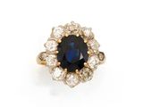 une bague à grappes de saphirs et de diamants