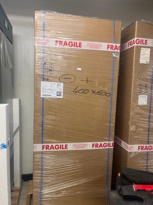une pile de boîtes sur une palette dans un entrepôt