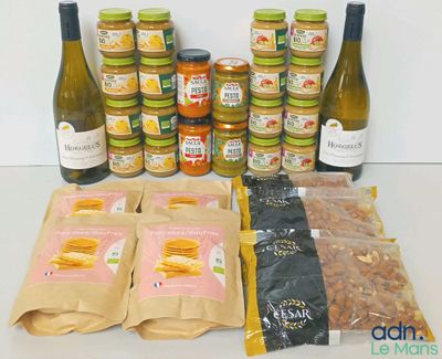 de nombreuses bouteilles de vin, des fruits à coque et d'autres produits alimentaires sur la table
