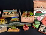un grand nombre de jouets posés sur une table