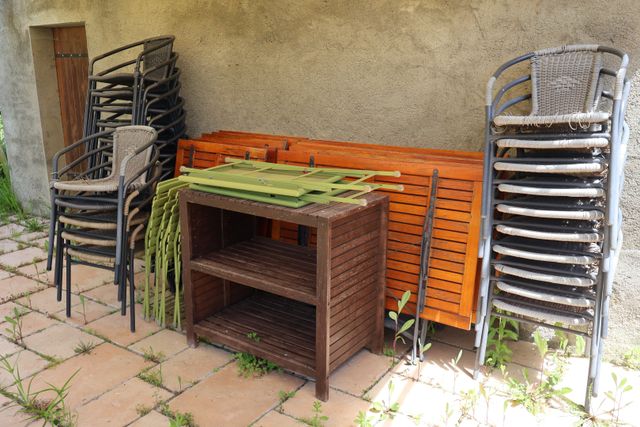 Mobilier de terrasse :  Huit tables pliantes piètement métal plat...