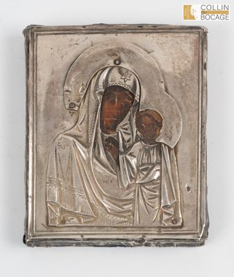 une image représentant une assiette en argent sur laquelle figure une femme tenant un enfant dans ses bras