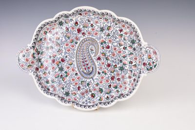 un plat richement décoré d'un motif paisley