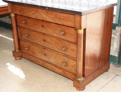 une commode en bois avec un plateau en marbre dans une pièce