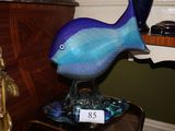 une statue de poisson bleu posée sur une table