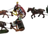 quatre figurines représentant des chevaux tirant un chariot sur lequel se trouve un homme