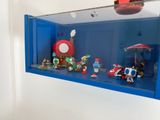 une vitrine contenant tout un tas de jouets