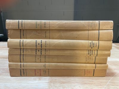 six livres empilés les uns sur les autres sur une table en bois