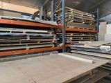 un grand nombre de palettes dans un entrepôt