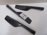 trois spatules noires posées sur une surface blanche