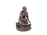 statue d'une femme assise sur un rocher, une bouteille à la main