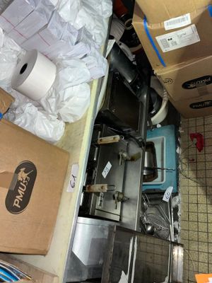 une petite cuisine avec plein de cartons par terre