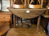 deux chaises en bois et une table dans une pièce