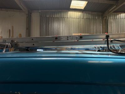 une photo d'une voiture bleue dans un garage