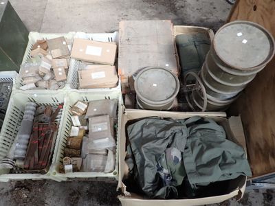 de nombreux cartons d'objets posés à même le sol