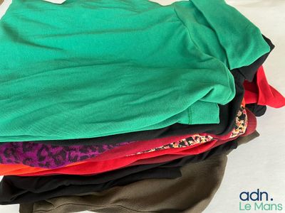 une pile de vêtements sur un lit
