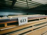 Plusieurs piles de bois sont empilées les unes sur les autres dans un entrepôt