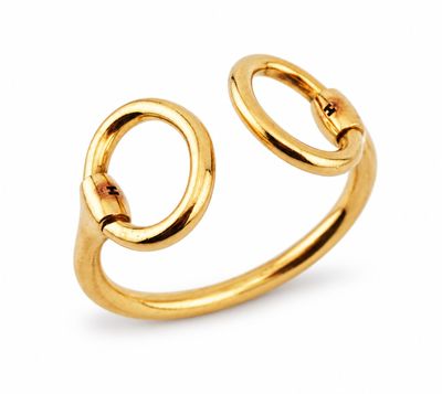 gros plan d'une bague en or sur fond blanc