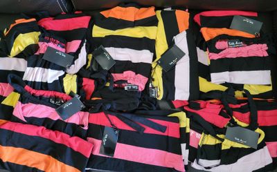 un tas de vêtements posé sur un canapé