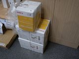 de nombreux cartons empilés sur le sol