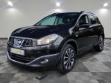 Une Nissan QXV noire est garée dans un garage