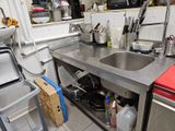une cuisine avec un évier et une cuisinière