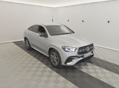 Le SUV Mercedes GLE est garé dans un garage propre