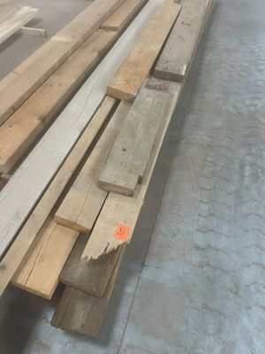 plusieurs pièces de bois sont empilées dans un entrepôt