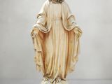 une statue représentant une femme portant un chapelet autour du cou
