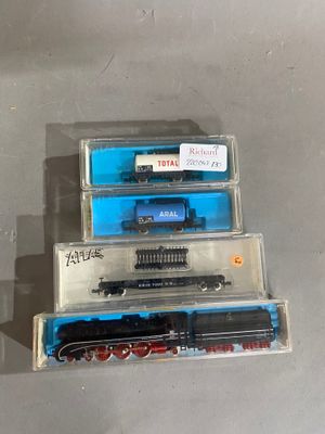 trois petits trains miniatures posés sur une table