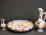 trois pièces de poterie posées sur une table
