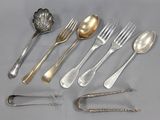 beaucoup de cuillères et de fourchettes en argent sur la table