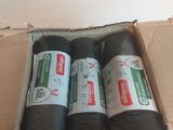 trois rouleaux de ruban adhésif noir dans une boîte en carton