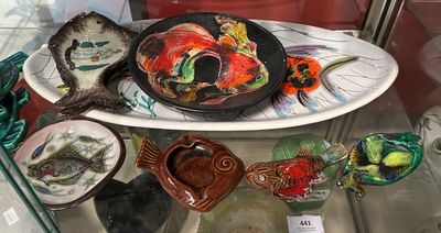 une vitrine en verre sur laquelle sont posés une assiette et des bols