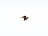 une image représentant une bague sertie d'un diamant noir sur fond blanc