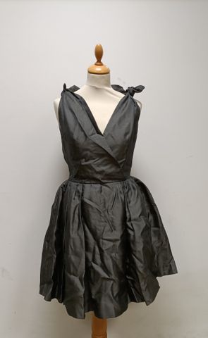 Frederic CASTET – Robe de cocktail en moire noire. Bon état génér